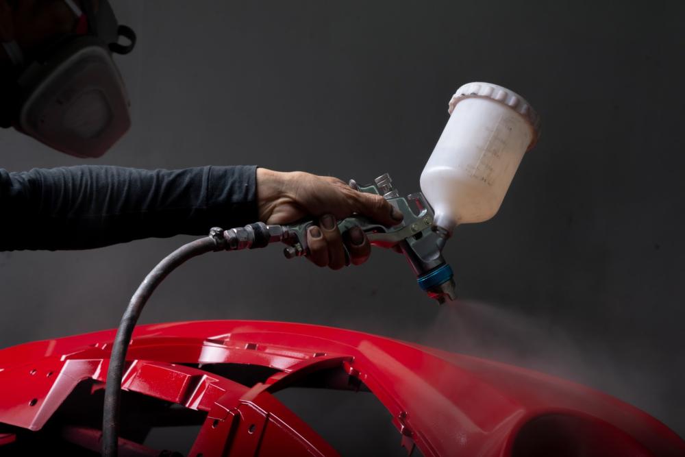 Peinture d'une carrosserie rouge